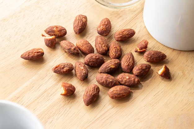 nueces almendras en el fondo de escritorio de madera