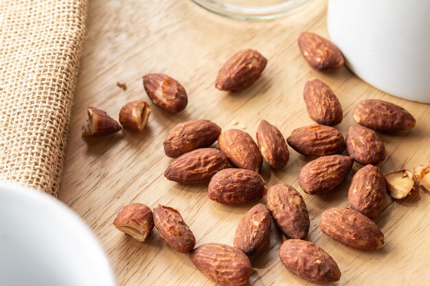 nueces almendras en el fondo de escritorio de madera