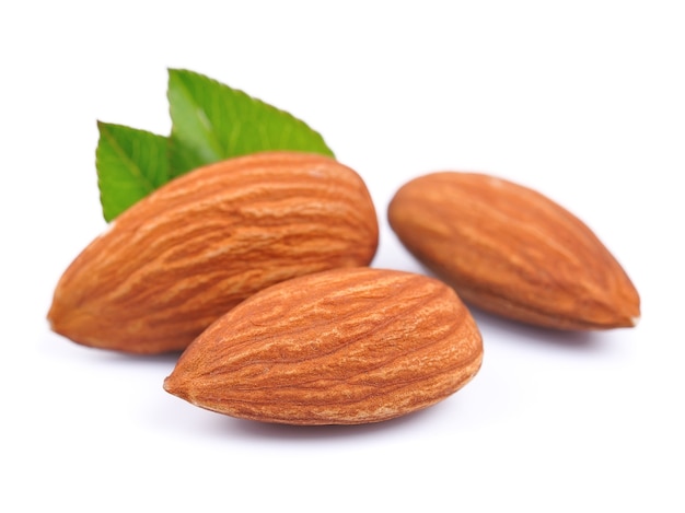 Nueces de almendras con hojas en blanco.