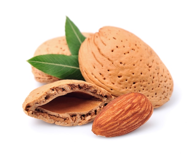 Nueces de almendras con hojas de cerca.