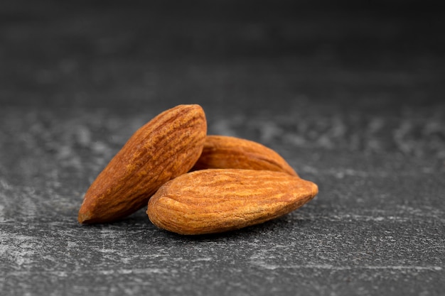 Nueces almendras en una mesa gris rayada