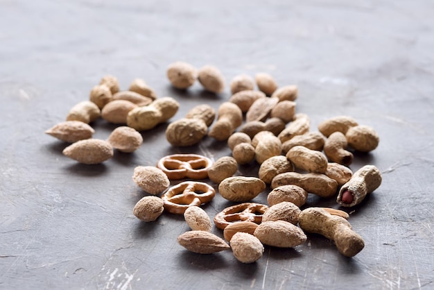 Nueces Almendras sin pelar cacahuetes y sabrosas galletas en el fondo Copiar espacio