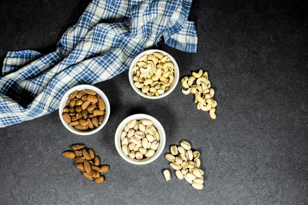 nueces almendras pistachos caju en cuencos
