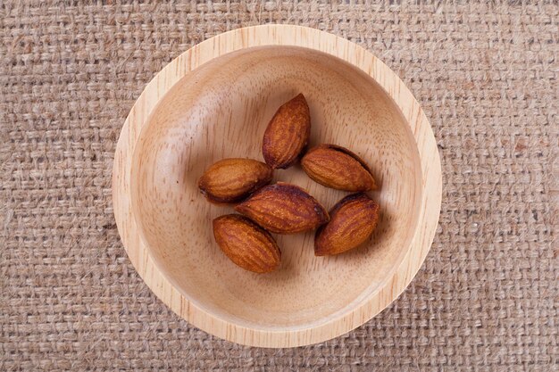 Nueces de almendras en un tazón