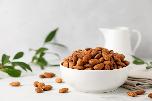 Nueces de almendras en un tazón