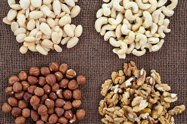 Nueces de anacardo de almendras y avellanas sobre arpillera