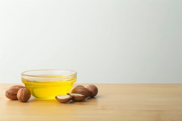 Nueces de argán y aceite en una mesa de madera