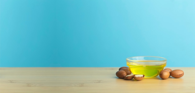 Nueces de argán y aceite en una mesa de madera