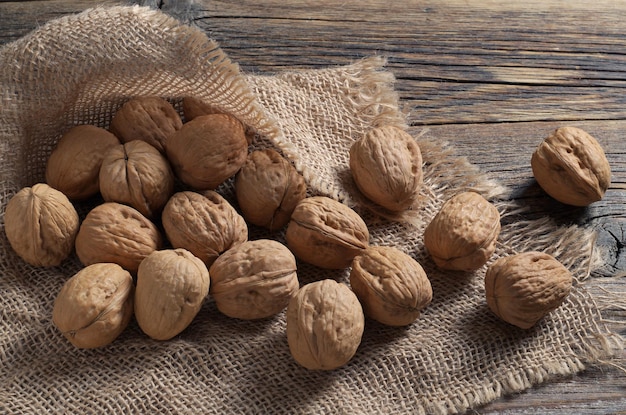 nueces en arpillera