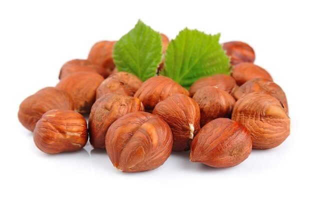 Nueces de avellana con hoja verde aislado