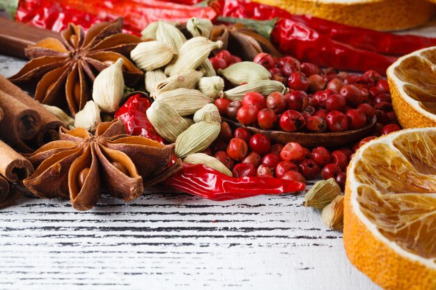 Nueces y bayas en el fondo de madera