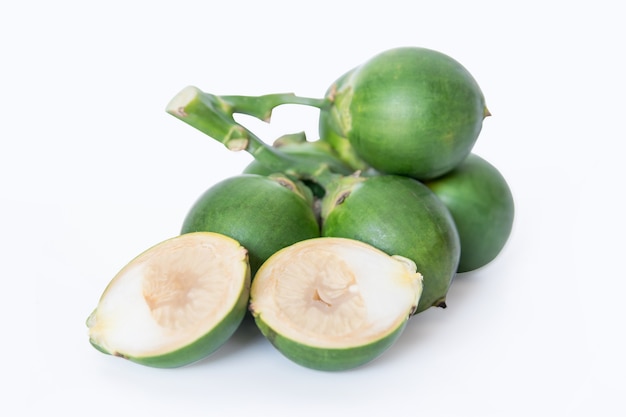 Nueces de betel frescas, palma de betel aislada en el fondo blanco con el camino de recortes