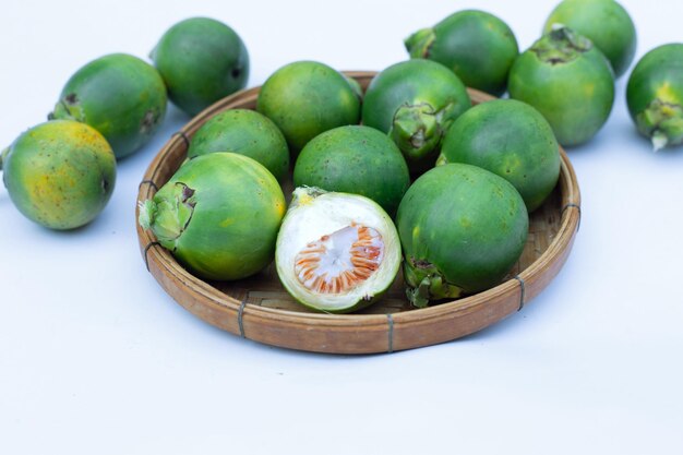 Nueces de betel sobre fondo blanco.