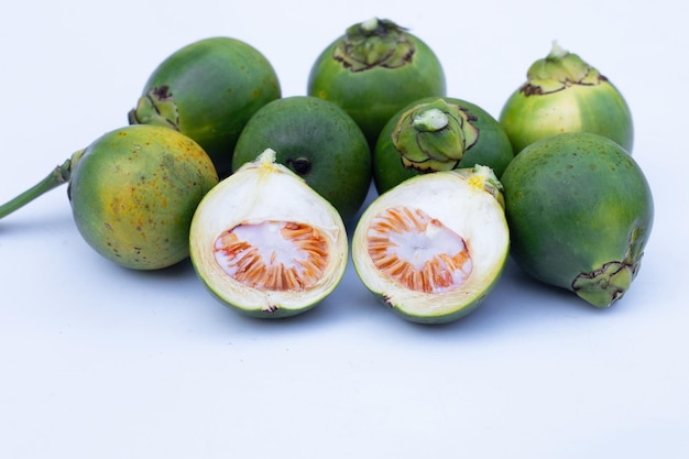 Nueces de betel sobre fondo blanco.