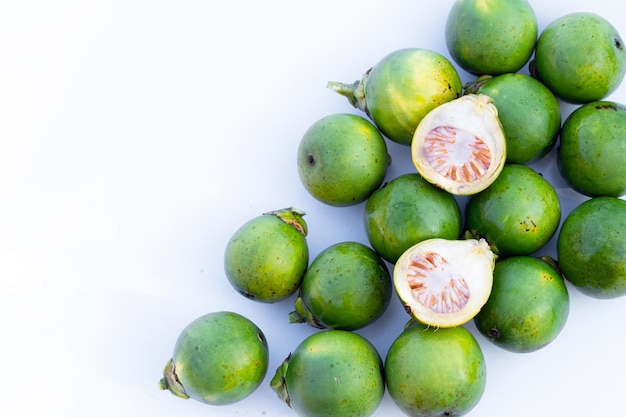 Nueces de betel sobre fondo blanco.