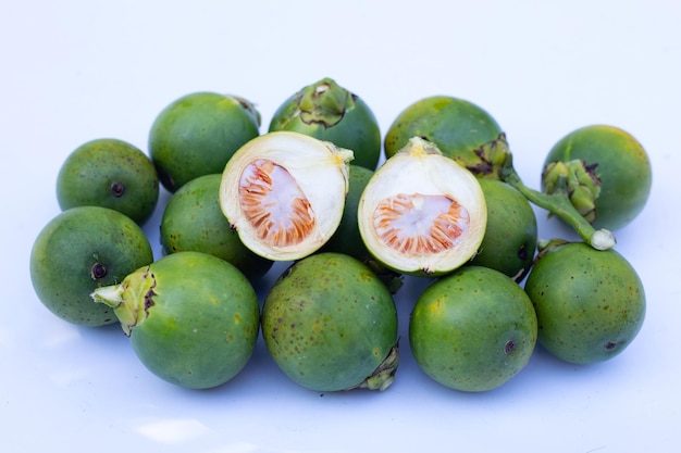 Nueces de betel sobre fondo blanco.