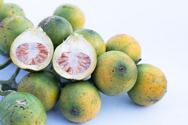 Nueces de betel sobre fondo blanco.