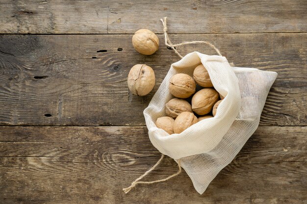 Nueces en una bolsa de algodón