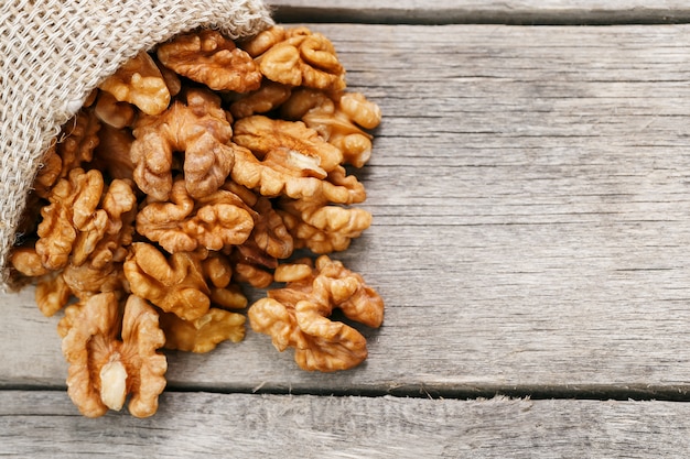 Nueces en una bolsa de arpillera