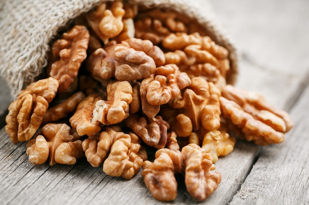 Foto nueces en una bolsa de arpillera