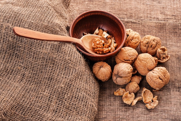 Nueces en la bolsa en la superficie vieja.