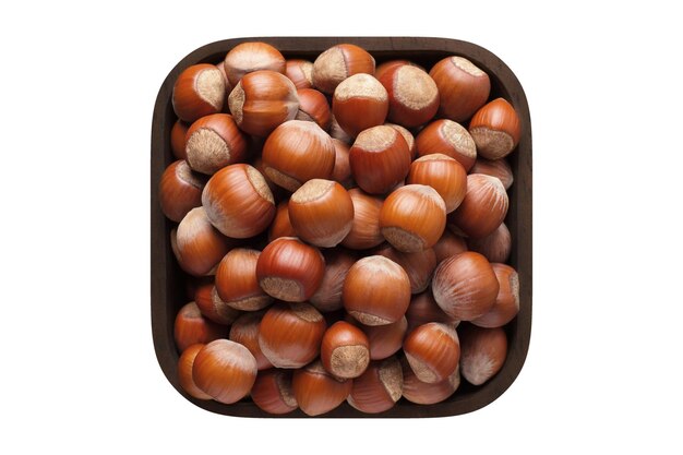 Nueces del bosque sin cáscara en un recipiente cuadrado aislado sobre fondo blanco. alimentos orgánicos, vista superior.