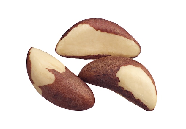 Nueces de Brasil aisladas sobre fondo blanco closeup