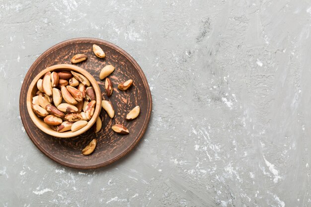 Nueces de Brasil frescas y saludables en un tazón sobre fondo de mesa de color Vista superior Concepto de alimentación saludable bertholletia Súper alimentos