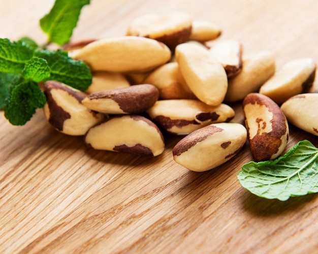 Nueces de Brasil en una mesa de madera antigua