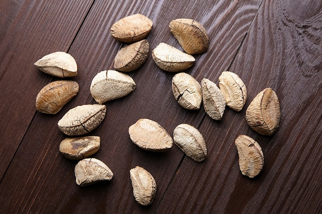 Nueces de Brasil o semillas de Bertholletia excelsa en la vista superior de la mesa de madera marrón