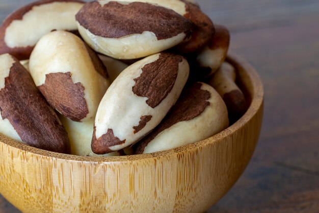 Nueces de Brasil en una olla de bambú