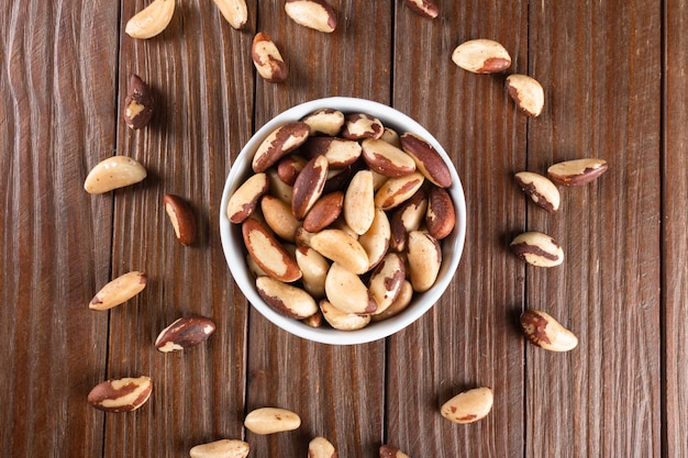 Nueces de Brasil sobre fondo de madera