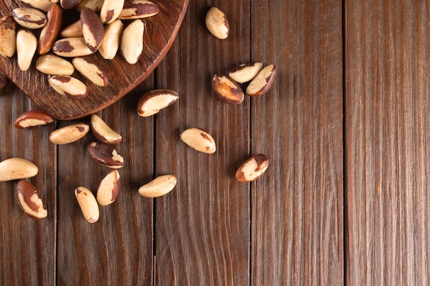 Nueces de Brasil sobre fondo de madera