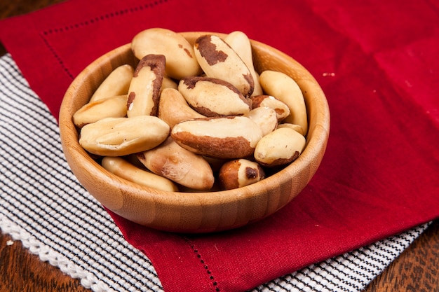 Nueces brasileñas en una mesa de madera.