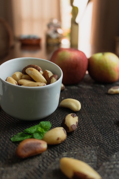 Nueces brasileñas en un recipiente sobre una mesa de madera