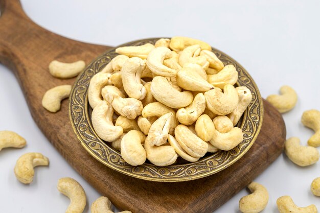 Nueces de cajú aisladas sobre fondo blanco Nueces orgánicas de cerca