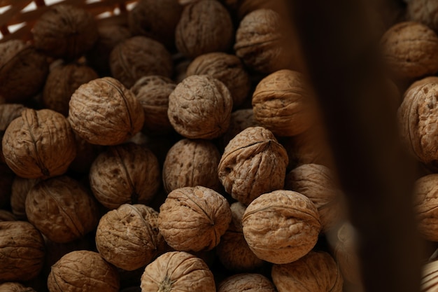 Nueces con canasta de mimbre, cerrar