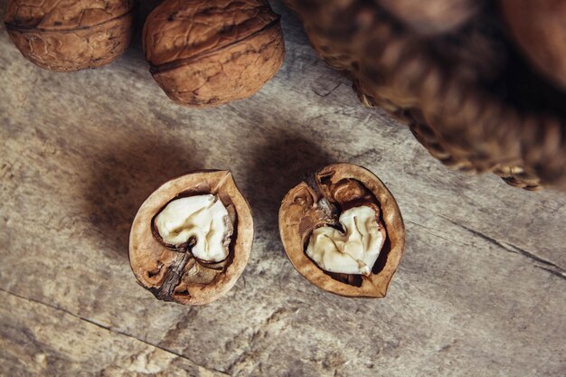 Nueces en una canasta de mimbre redonda sobre un fondo de madera