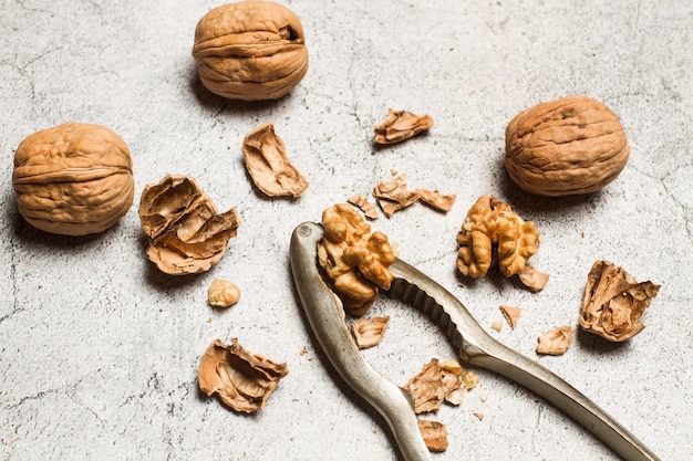 Nueces y un cascanueces en una encimera de cocina de mármol