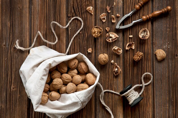 Nueces y cascanueces r con fondo de madera.