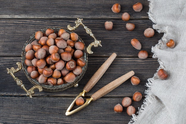 nueces y cascanueces sobre tabla de madera