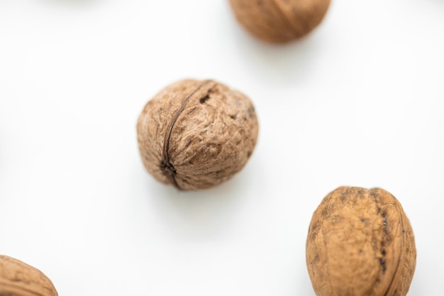 Nueces con cáscara aislado sobre un fondo blanco.