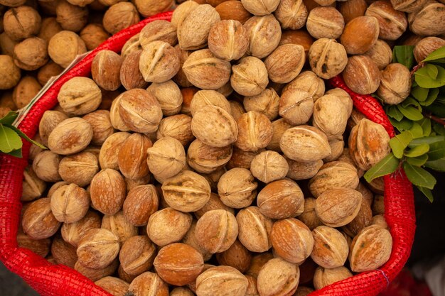 Nueces con cáscara como fondo de alimentos orgánicos