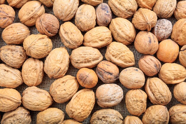 Nueces con cáscara como fondo