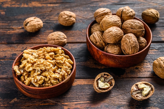 Nueces sin cáscara en mesa de madera