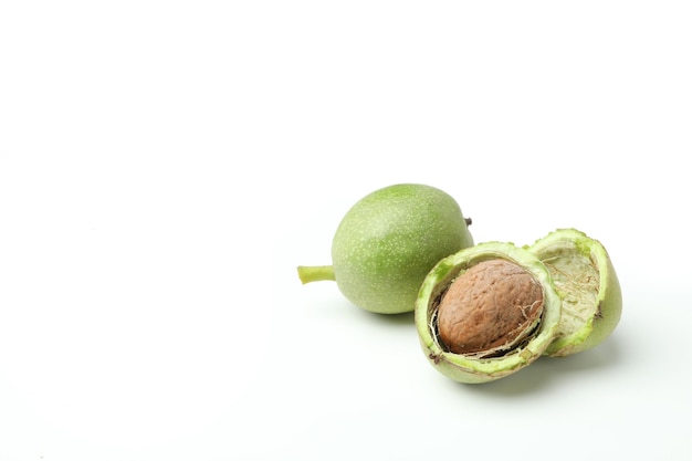 Nueces con cáscara de nuez aislado sobre fondo blanco.