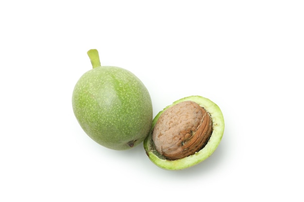 Nueces con cáscara de nuez aislado sobre fondo blanco.