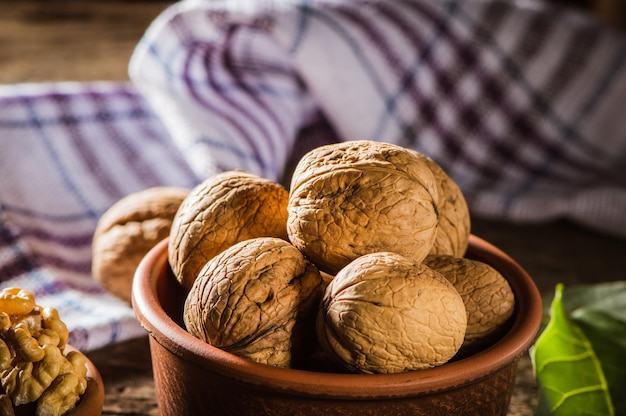 Nueces con y sin cáscara rellenando la imagen Fondo de nueces frescas