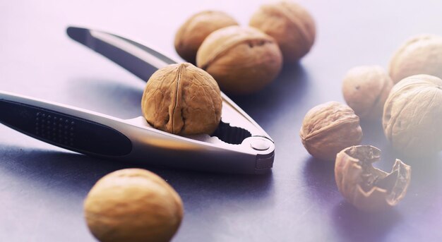 Nueces en una cáscara sobre un fondo gris Cascanueces y dispersión de nueces