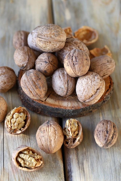 Nueces con cáscara sobre una superficie de madera.